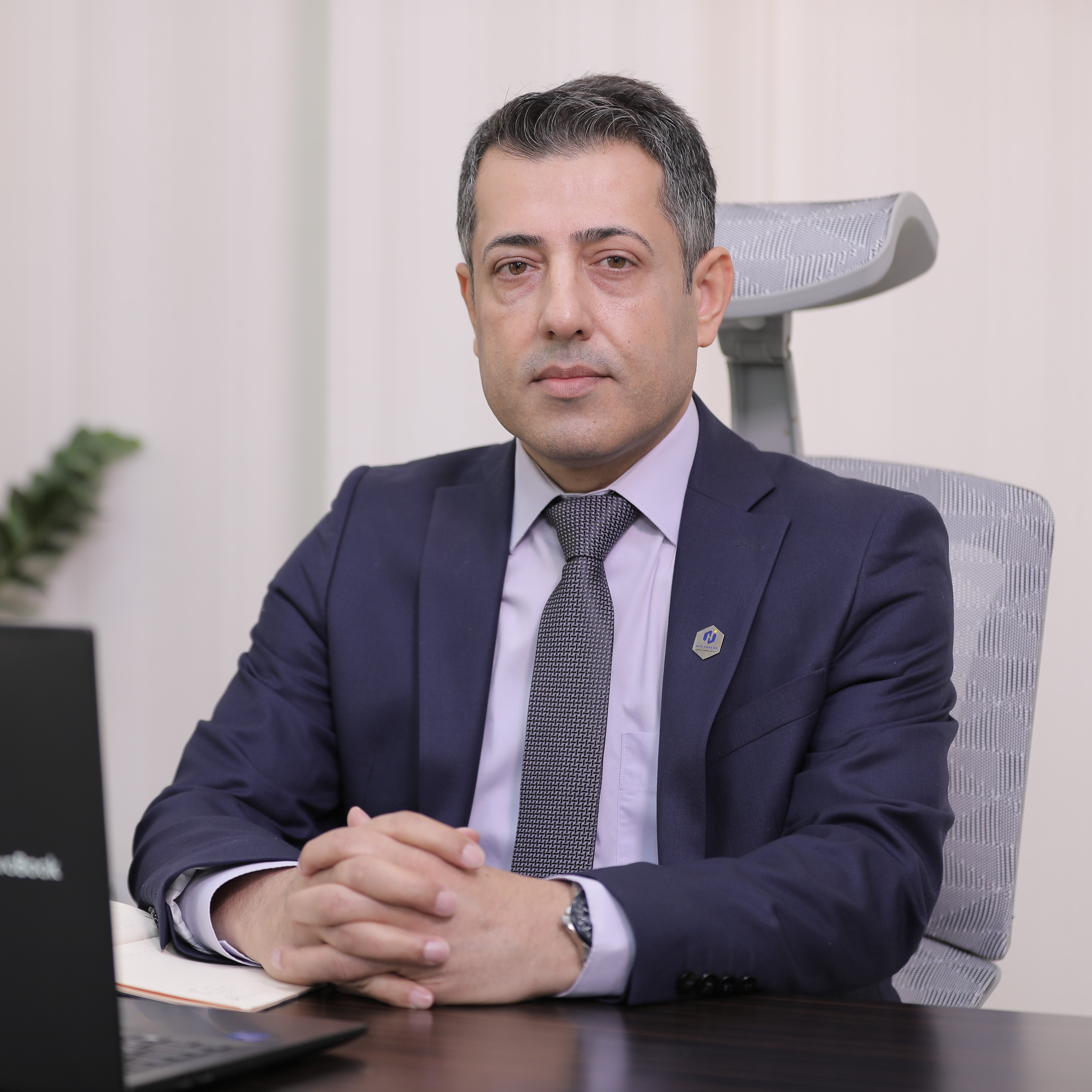  دکتر هادی اکبری